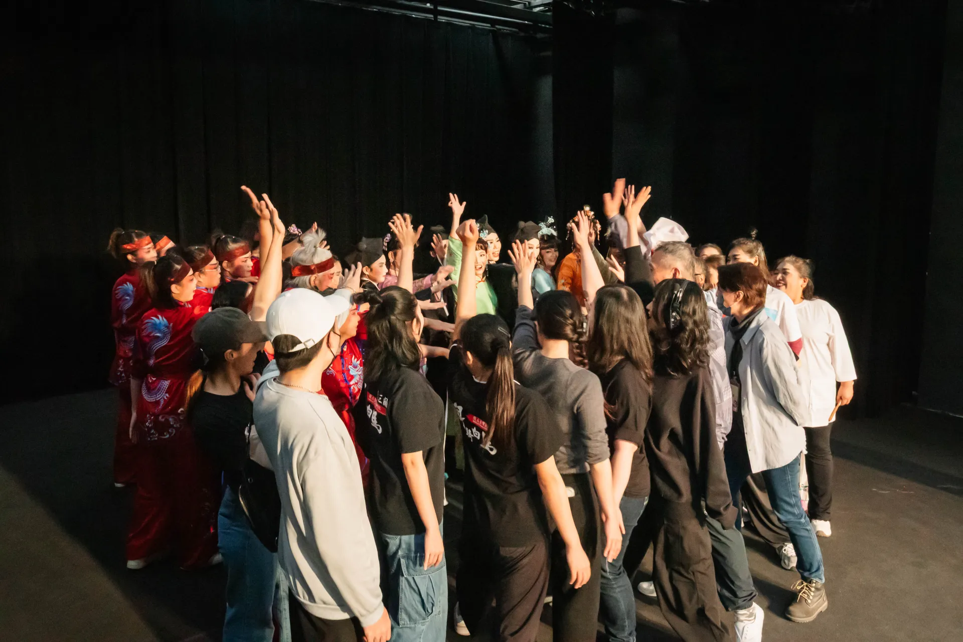 🎭✨ 當老師再次走上舞臺，歌仔一路唱回教室裡 ✨🎭